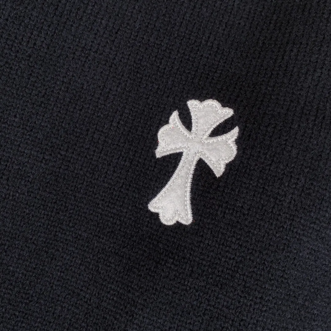 P230 High-quality Chrome Hearts CH Chrome Hearts patchwork cross hole knitted sweater pullover. The popular style is the same for men and women. It is matched with black and white. It looks good in real life. The upper body is good-looking. It looks good in daily wear. It is even more photogenic. It’s hard not to buy it. Buy it for me!!! Believe me, no one can refuse such a long Chrome Hearts jacket. The version has been expanded based on the old version. The upper body is loose and stylish, and the hem is expanded to a casual design. Fat people look extremely slim, thin people have limited height and high-end. Ten thousand yuan ZP printing, 1:1 perfect restoration, looks good when worn alone or stacked, can be easily controlled by both men and women. If you care more about quality, you must also respect the price. It is completely different from the thin see-through bottoms and junk products on the market that pill when worn. If the style makes you shine at a glance, then quality is what you should pay more attention to. Compared with price, we focus on quality. Customers who have received my products all know it. ️️️ Sweaters on the market are generally made of bract core yarn. We use modal. The advantages over core-spun yarn are very intuitive: high cost, high price, high density, relatively expensive for developers, and let us make a lot less money. In addition, it is delicate, has no scum on the upper body, resists pilling, and is high-end. We are conscientious sellers and do not use core-spun yarn. Apart from being cheap, core-spun yarn is really useless. It shrinks, pills, hooks, and makes people pierced. He is proficient in everything. It is 2024. Who doesn’t want to look decent when they go out? Quality determines the upper body effect. No matter how bad the quality, the best style is still the temperament of the urban-rural fringe. We only do long-term business. Quality determines character. Take it back and wear it with confidence and wash it. The quality of the pattern will definitely make your eyes shine. We only make the right version of high quality. We make high-end hard goods. Reject junk goods and reject fast food. Conscientious quality and conscientious price. You deserve it!  Color: Black White Gray Red Size: S M L